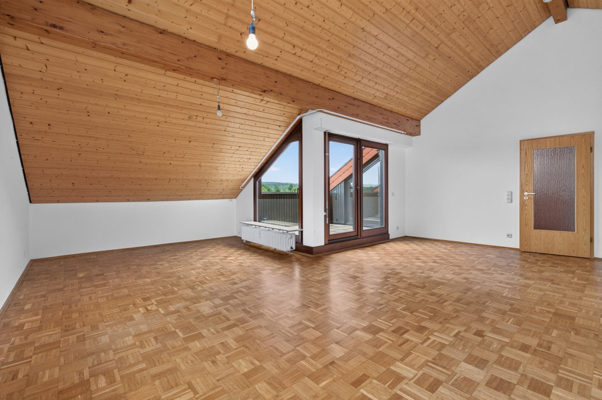 Wohnzimmer Ansicht 2 Immobilienangebot - Waldbronn / Busenbach - Wohnungen - Viel Platz zum Wohlfühlen: Helle 3,5-Zimmer-Wohnung mit Garage in Waldbronn-Busenbach!