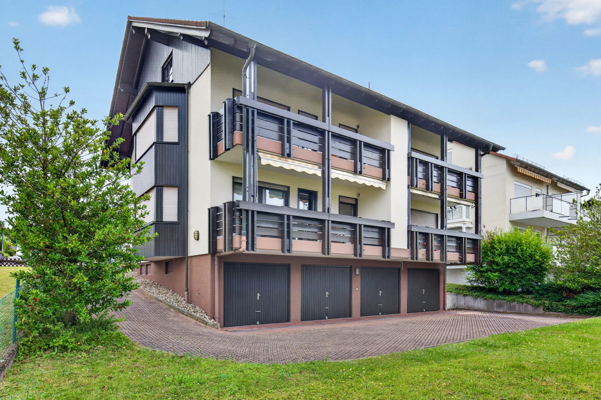 Hausrückseite Immobilienangebot - Waldbronn / Busenbach - Wohnungen - Viel Platz zum Wohlfühlen: Helle 3,5-Zimmer-Wohnung mit Garage in Waldbronn-Busenbach!