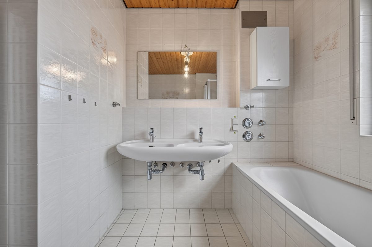 Bad Ansicht 1 Immobilienangebot - Waldbronn / Busenbach - Wohnungen - Viel Platz zum Wohlfühlen: Helle 3,5-Zimmer-Wohnung mit Garage in Waldbronn-Busenbach!