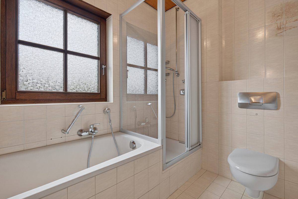 Bad Ansicht 2 Immobilienangebot - Waldbronn / Busenbach - Wohnungen - Viel Platz zum Wohlfühlen: Helle 3,5-Zimmer-Wohnung mit Garage in Waldbronn-Busenbach!