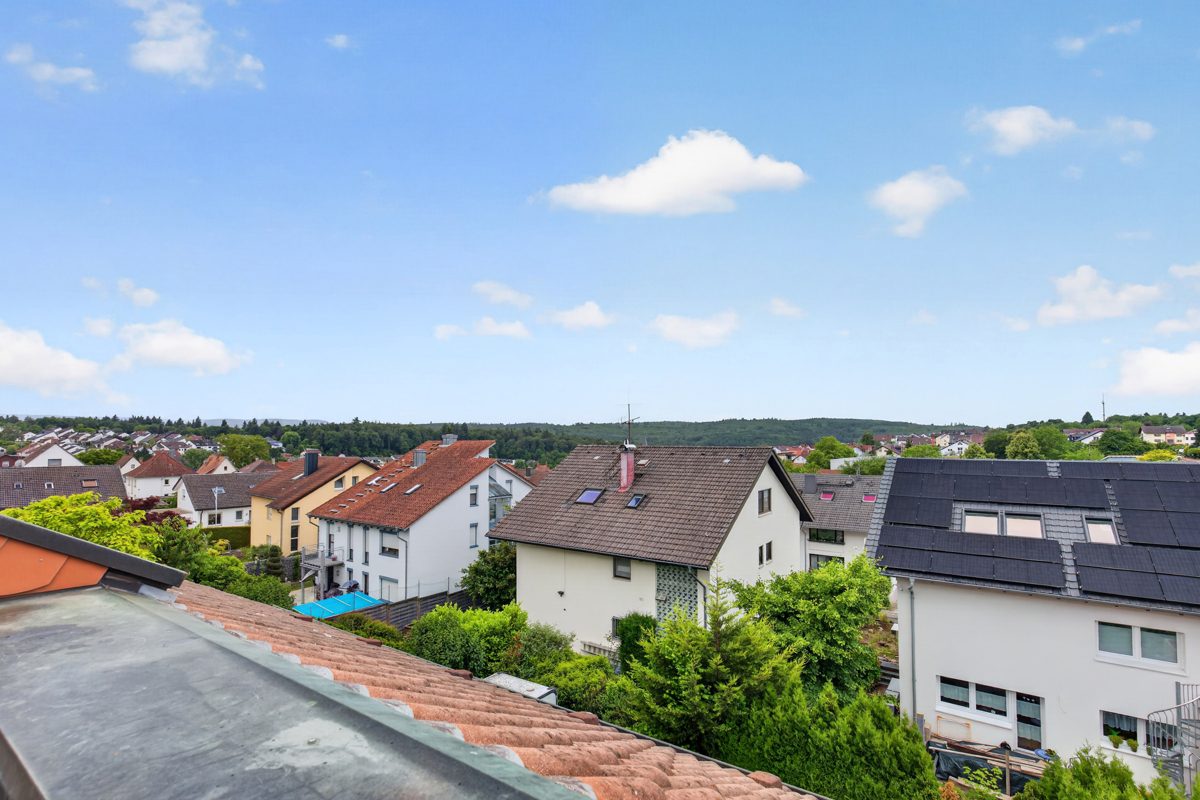 Aussicht Balkon Immobilienangebot - Waldbronn / Busenbach - Wohnungen - Viel Platz zum Wohlfühlen: Helle 3,5-Zimmer-Wohnung mit Garage in Waldbronn-Busenbach!