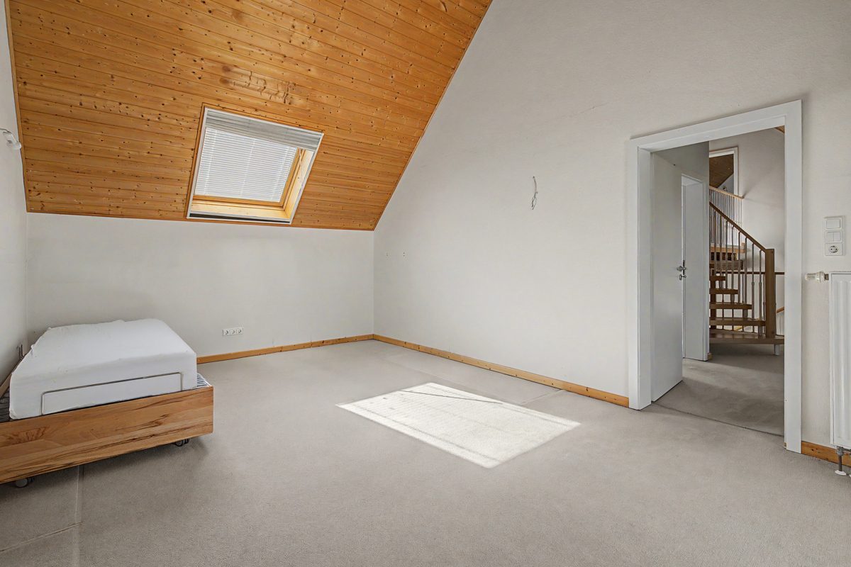 OG Schlafzimmer 1 Immobilienangebot - Stutensee / Spöck - Wohnen & Anlage - Besonderes Wohnerlebnis: Charmantes Split-Level-Haus in zweiter Reihe!