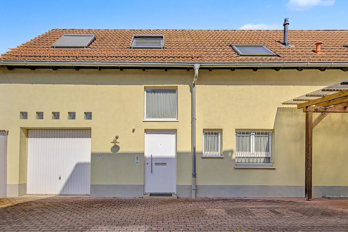 Außenansicht Immobilienangebot - Stutensee / Spöck - Wohnen & Anlage - Besonderes Wohnerlebnis: Charmantes Split-Level-Haus in zweiter Reihe!