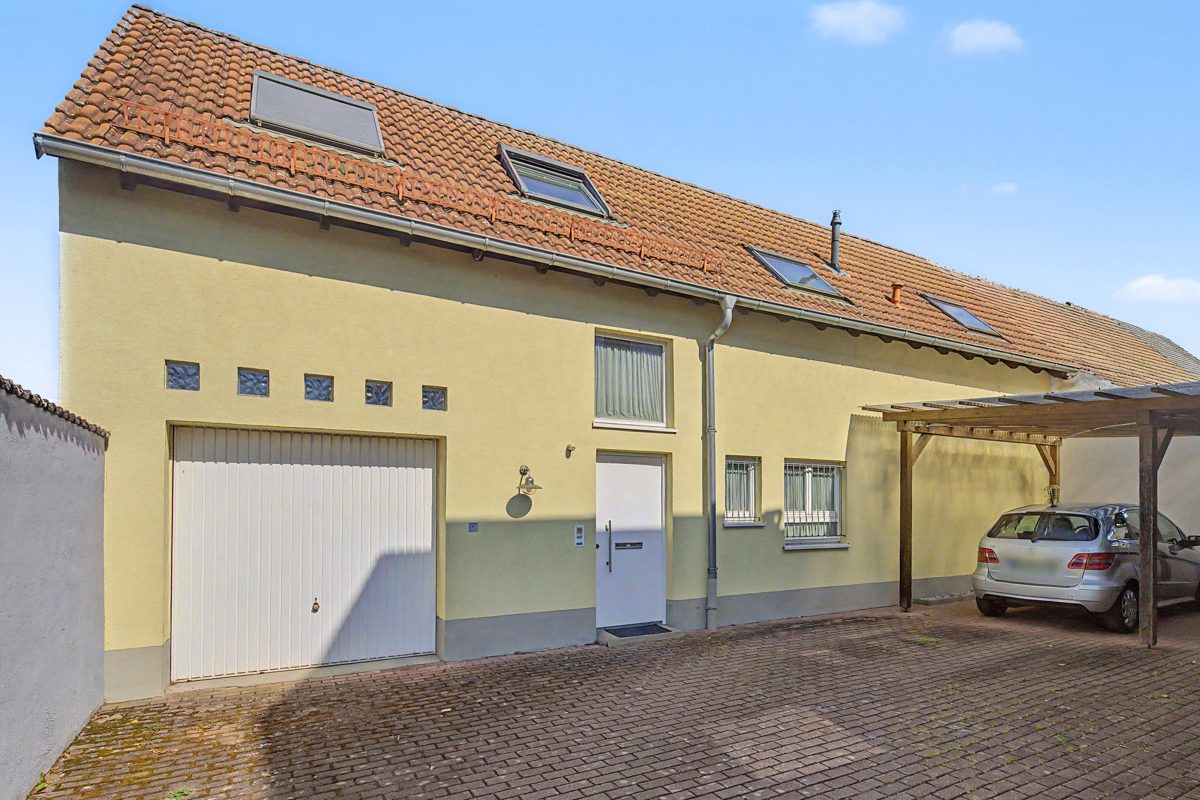 Außenansicht Immobilienangebot - Stutensee / Spöck - Wohnen & Anlage - Besonderes Wohnerlebnis: Charmantes Split-Level-Haus in zweiter Reihe!