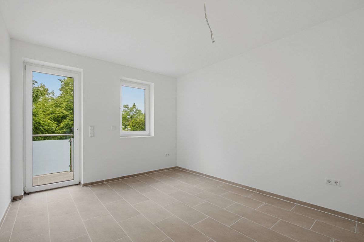 Zimmer 1 im OG Immobilienangebot - Karlsruhe / Knielingen - Wohnen & Anlage - Hell, modern, familienfreundlich – Doppelhaushälfte mit Wärmepumpe und Fußbodenheizung