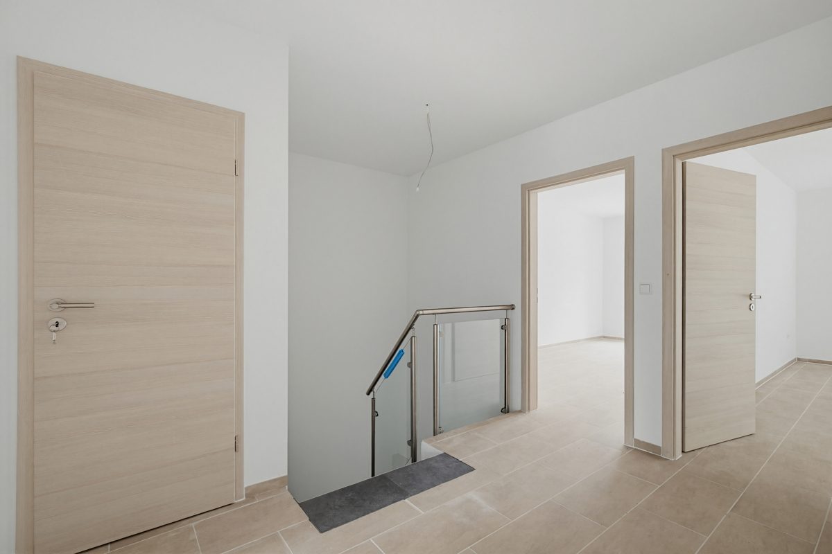 Flur im OG Immobilienangebot - Karlsruhe / Knielingen - Wohnen & Anlage - Hell, modern, familienfreundlich – Doppelhaushälfte mit Wärmepumpe und Fußbodenheizung
