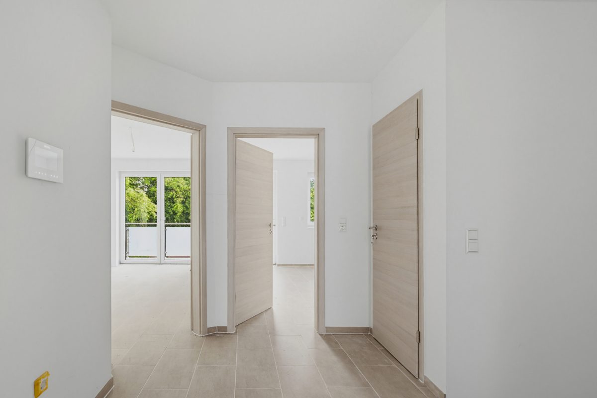 Flur im OG Immobilienangebot - Karlsruhe / Knielingen - Wohnen & Anlage - Hell, modern, familienfreundlich – Doppelhaushälfte mit Wärmepumpe und Fußbodenheizung