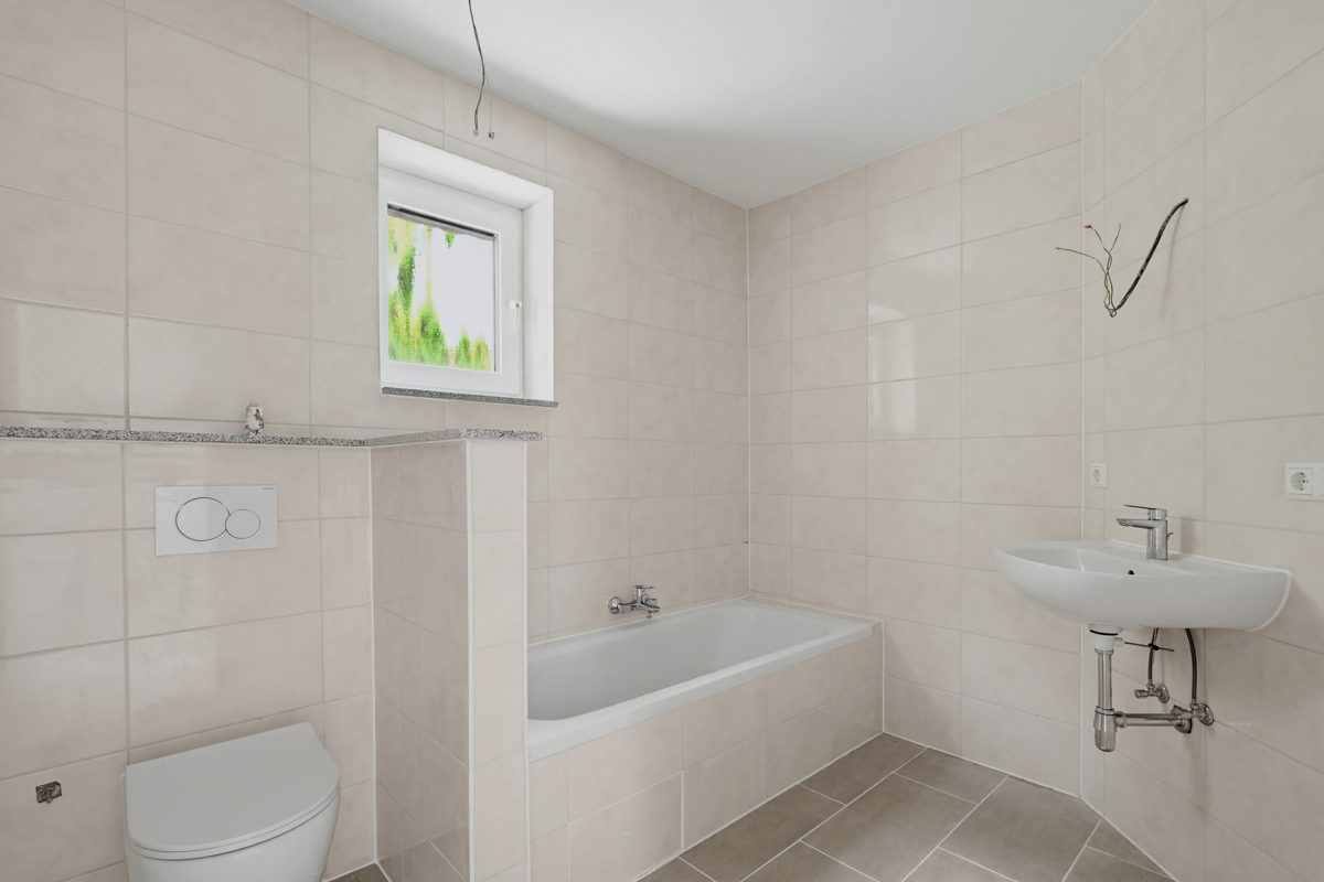 Tageslichtbadezimmer im OG Immobilienangebot - Karlsruhe / Knielingen - Wohnen & Anlage - Hell, modern, familienfreundlich – Doppelhaushälfte mit Wärmepumpe und Fußbodenheizung