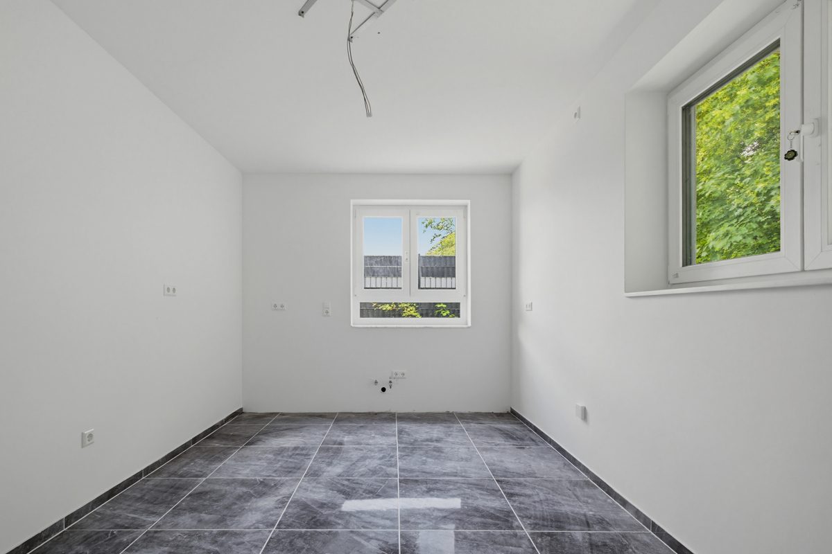 Küche mit Vorrichtung für ein Kücheninsel Immobilienangebot - Karlsruhe / Knielingen - Wohnen & Anlage - Hell, modern, familienfreundlich – Doppelhaushälfte mit Wärmepumpe und Fußbodenheizung