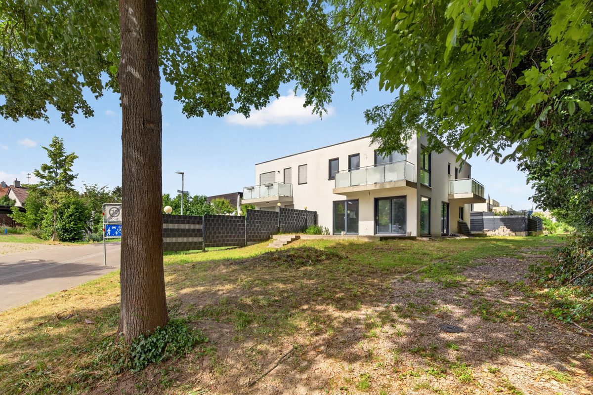 Rückansicht Immobilienangebot - Karlsruhe / Knielingen - Wohnen & Anlage - Hell, modern, familienfreundlich – Doppelhaushälfte mit Wärmepumpe und Fußbodenheizung