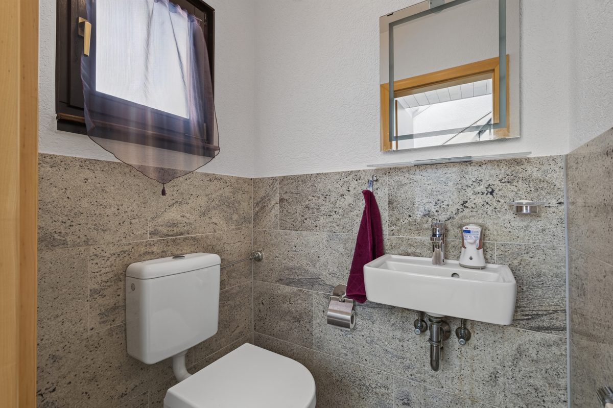 Gäste-WC Immobilienangebot - Karlsruhe / Stupferich - Wohnen & Anlage - Mehr als ein Haus – Ein Zuhause mit Herz, Garten und vielen Möglichkeiten