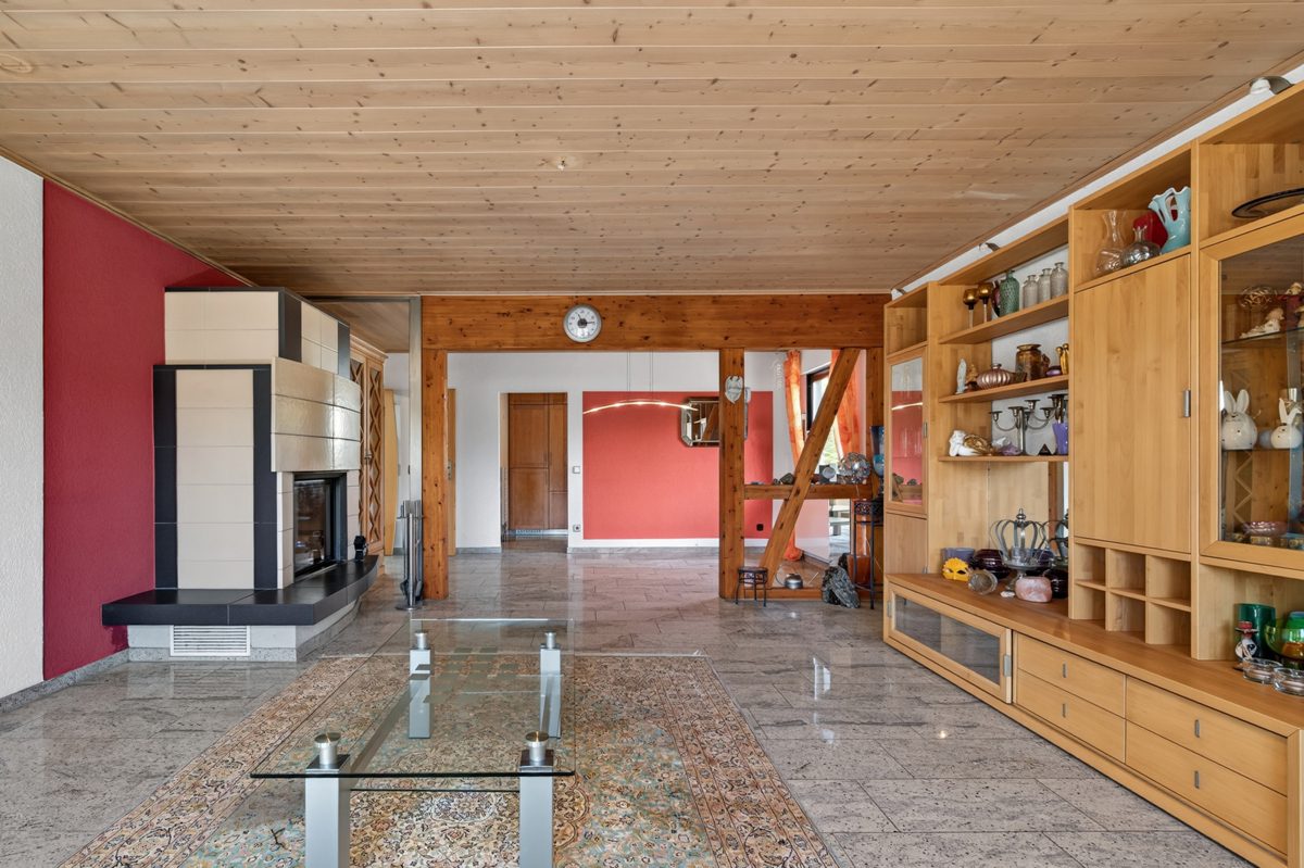 EG Wohnzimmer mit Kamin Immobilienangebot - Karlsruhe / Stupferich - Wohnen & Anlage - Mehr als ein Haus – Ein Zuhause mit Herz, Garten und vielen Möglichkeiten