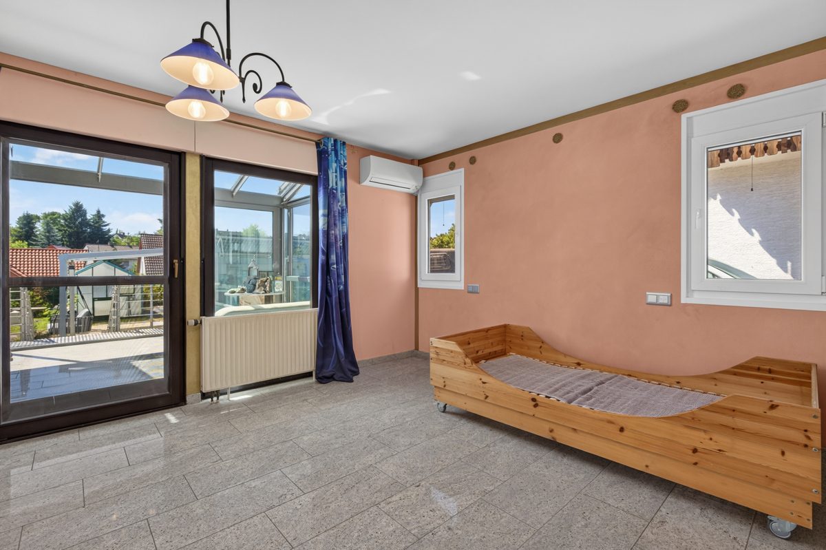 Schlafzimmer Immobilienangebot - Karlsruhe / Stupferich - Wohnen & Anlage - Mehr als ein Haus – Ein Zuhause mit Herz, Garten und vielen Möglichkeiten