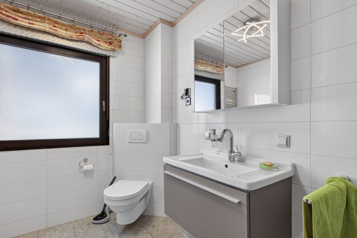 Badezimmer Immobilienangebot - Karlsruhe / Stupferich - Wohnen & Anlage - Mehr als ein Haus – Ein Zuhause mit Herz, Garten und vielen Möglichkeiten