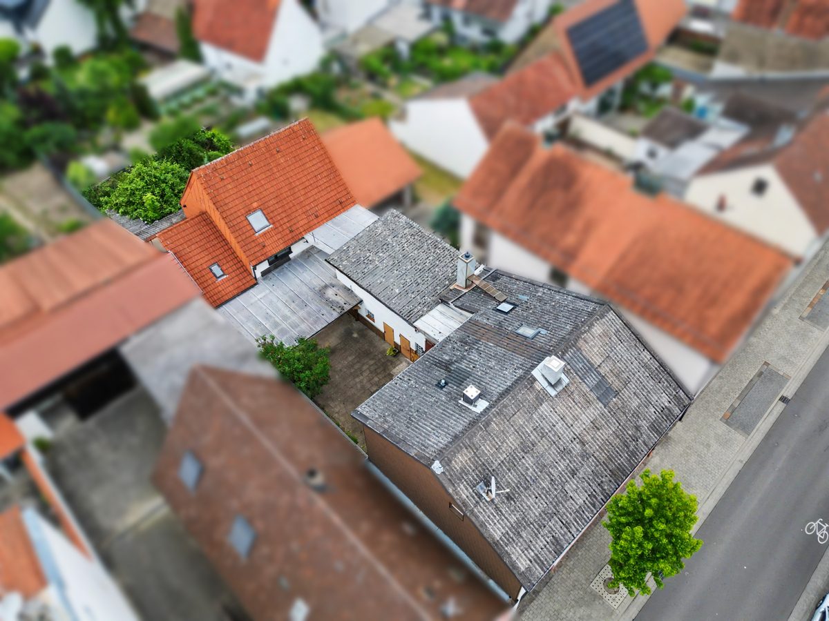 Drohnenansicht Immobilienangebot - Waghäusel / Kirrlach - Wohnen & Anlage - Ein Anwesen mit Raum für Ideen – Einfamilienhaus mit Anbau, Nebengebäude und Garten in Waghäusel-Kirrlach