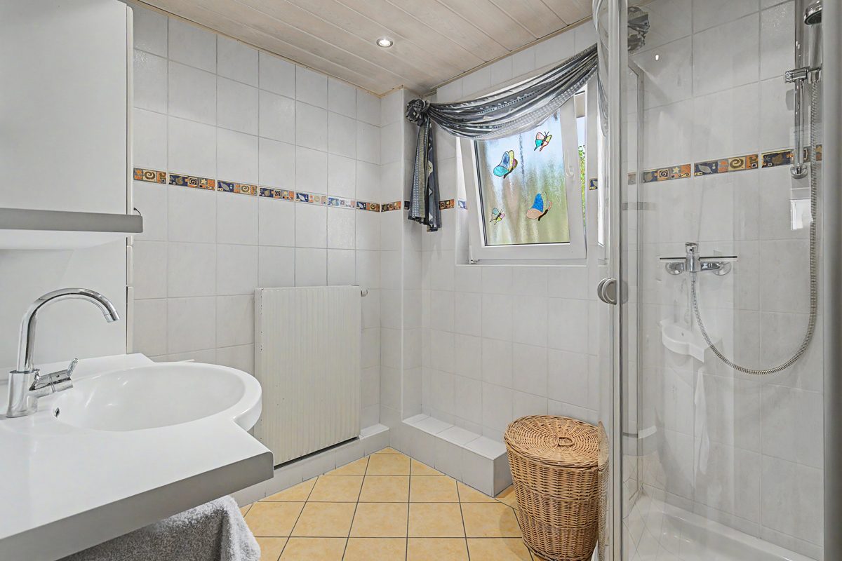 EG Badezimmer Immobilienangebot - Waghäusel / Kirrlach - Wohnen & Anlage - Ein Anwesen mit Raum für Ideen – Einfamilienhaus mit Anbau, Nebengebäude und Garten in Waghäusel-Kirrlach