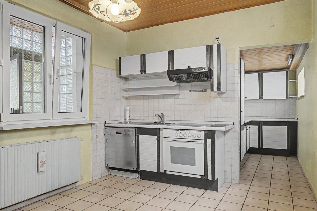 EG Küche Immobilienangebot - Waghäusel / Kirrlach - Wohnen & Anlage - Ein Anwesen mit Raum für Ideen – Einfamilienhaus mit Anbau, Nebengebäude und Garten in Waghäusel-Kirrlach