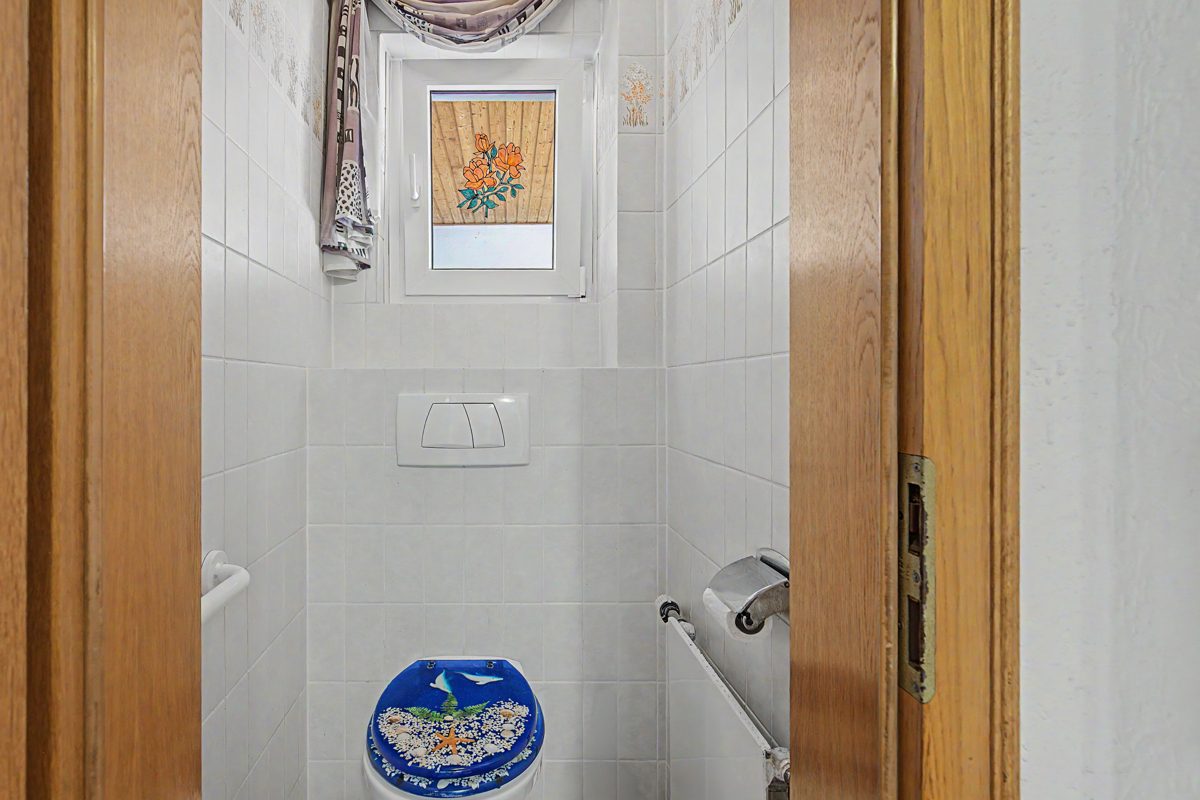 EG WC Immobilienangebot - Waghäusel / Kirrlach - Wohnen & Anlage - Ein Anwesen mit Raum für Ideen – Einfamilienhaus mit Anbau, Nebengebäude und Garten in Waghäusel-Kirrlach