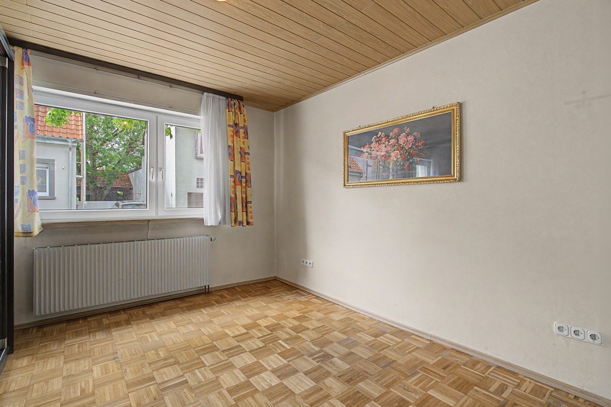 EG Schlafzimmer Immobilienangebot - Waghäusel / Kirrlach - Wohnen & Anlage - Ein Anwesen mit Raum für Ideen – Einfamilienhaus mit Anbau, Nebengebäude und Garten in Waghäusel-Kirrlach