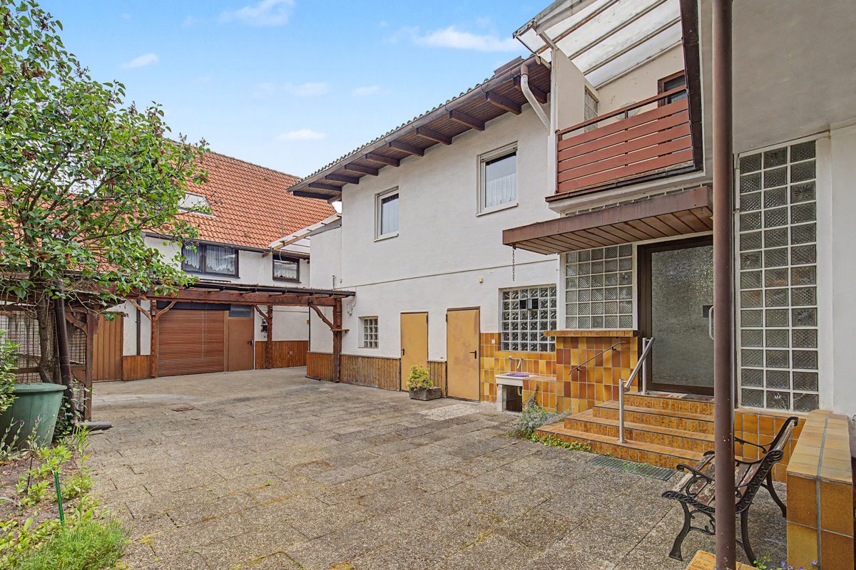 Hofansicht Immobilienangebot - Waghäusel / Kirrlach - Wohnen & Anlage - Ein Anwesen mit Raum für Ideen – Einfamilienhaus mit Anbau, Nebengebäude und Garten in Waghäusel-Kirrlach
