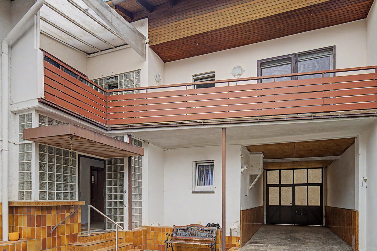 Hofansicht Immobilienangebot - Waghäusel / Kirrlach - Wohnen & Anlage - Ein Anwesen mit Raum für Ideen – Einfamilienhaus mit Anbau, Nebengebäude und Garten in Waghäusel-Kirrlach