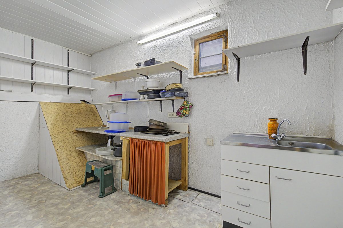 Nebengebäude Partyraum Küche Immobilienangebot - Waghäusel / Kirrlach - Wohnen & Anlage - Ein Anwesen mit Raum für Ideen – Einfamilienhaus mit Anbau, Nebengebäude und Garten in Waghäusel-Kirrlach