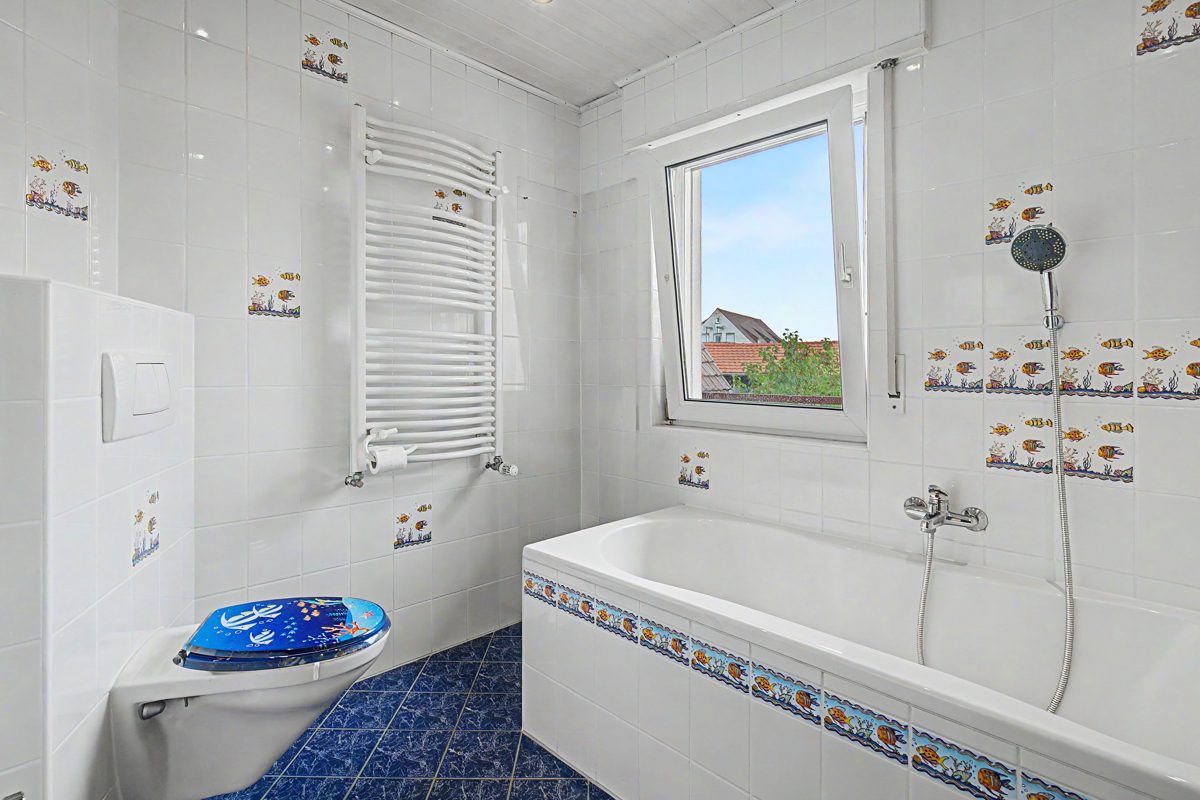 OG Badezimmer Immobilienangebot - Waghäusel / Kirrlach - Wohnen & Anlage - Ein Anwesen mit Raum für Ideen – Einfamilienhaus mit Anbau, Nebengebäude und Garten in Waghäusel-Kirrlach