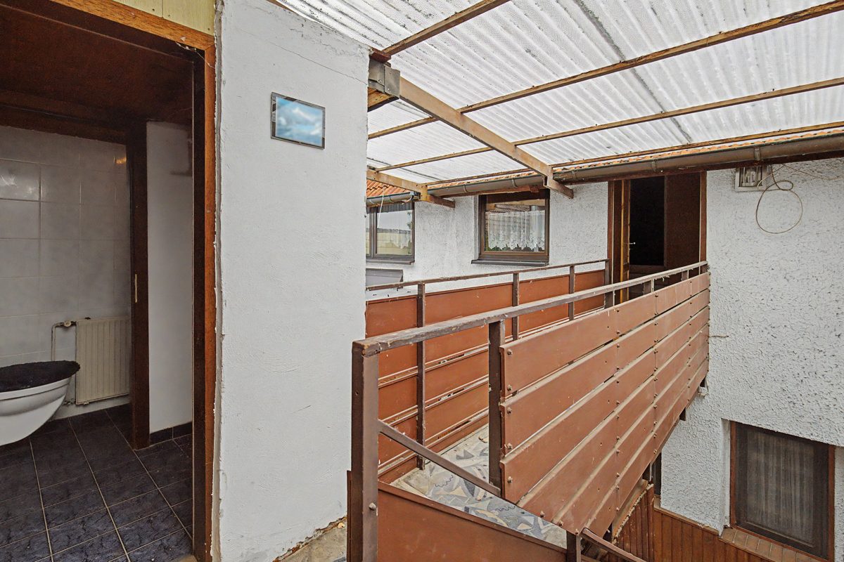 OG Brücke zum Nebengebäude Immobilienangebot - Waghäusel / Kirrlach - Wohnen & Anlage - Ein Anwesen mit Raum für Ideen – Einfamilienhaus mit Anbau, Nebengebäude und Garten in Waghäusel-Kirrlach