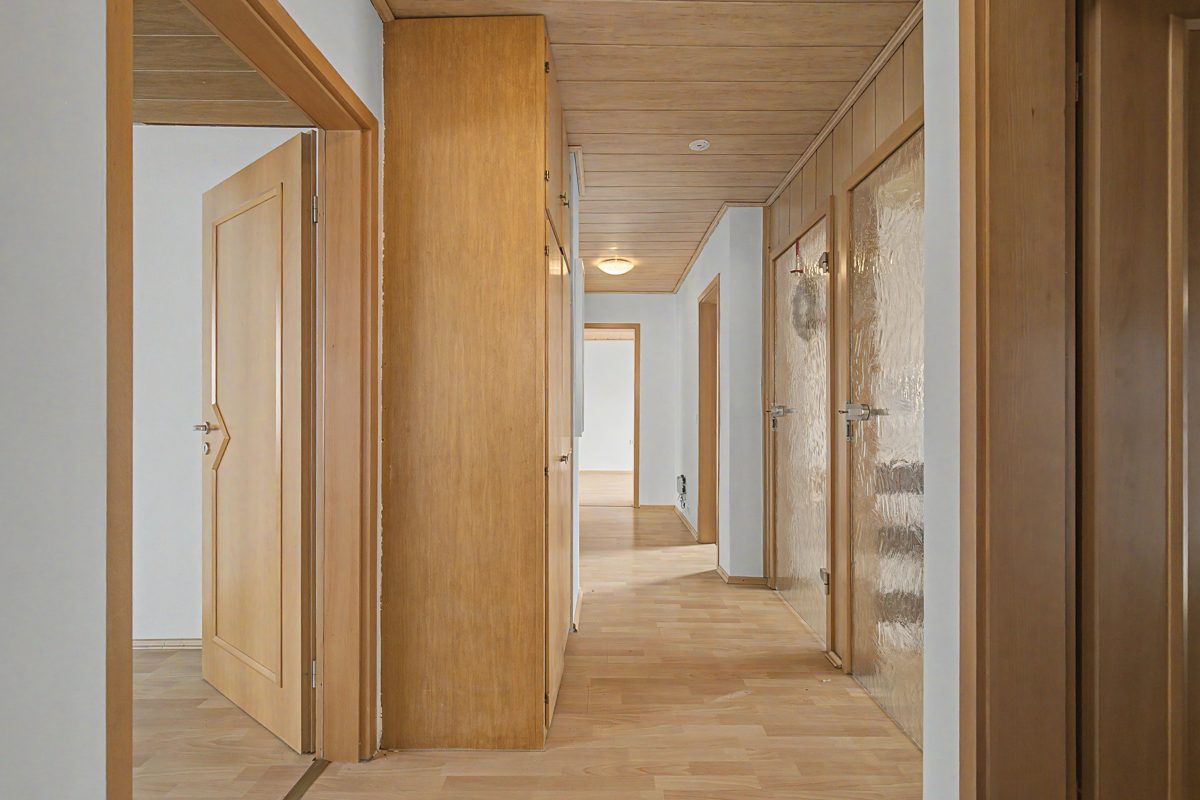 OG Flur Immobilienangebot - Waghäusel / Kirrlach - Wohnen & Anlage - Ein Anwesen mit Raum für Ideen – Einfamilienhaus mit Anbau, Nebengebäude und Garten in Waghäusel-Kirrlach