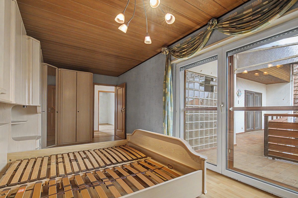 OG Schlafzimmer 2 Immobilienangebot - Waghäusel / Kirrlach - Wohnen & Anlage - Ein Anwesen mit Raum für Ideen – Einfamilienhaus mit Anbau, Nebengebäude und Garten in Waghäusel-Kirrlach