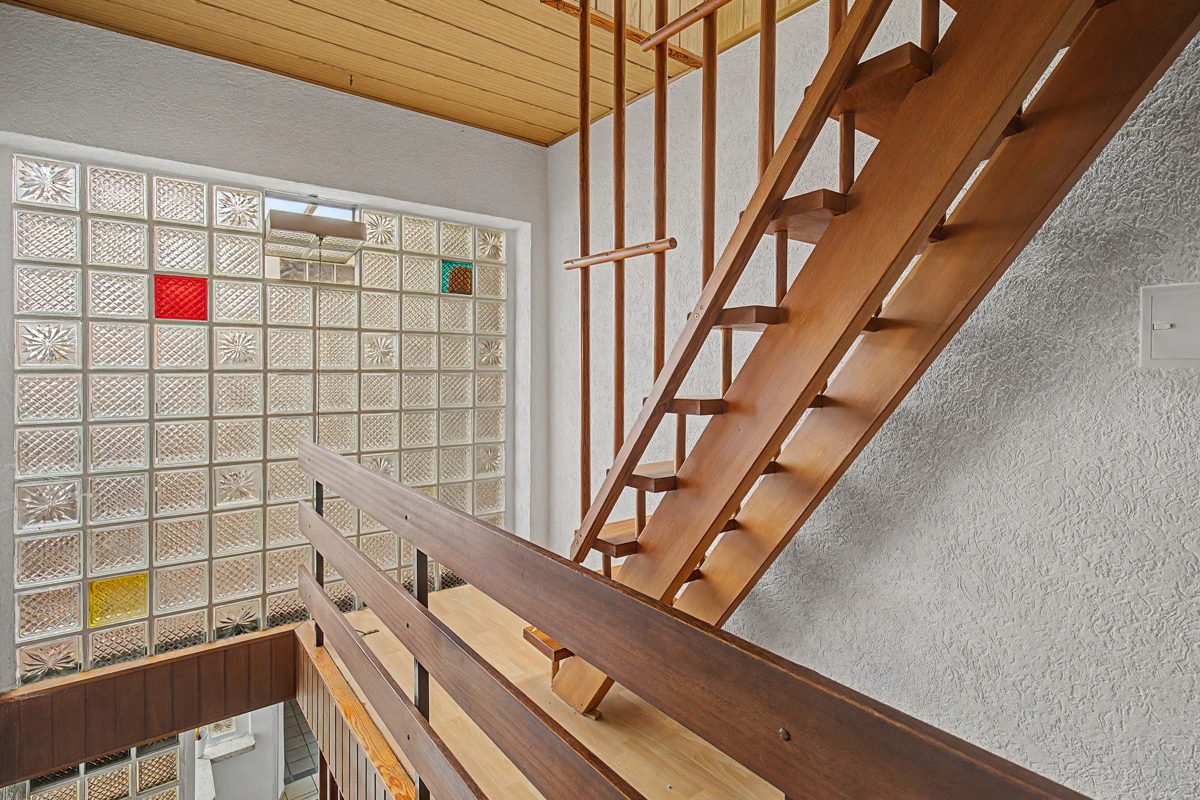 OG Treppe Immobilienangebot - Waghäusel / Kirrlach - Wohnen & Anlage - Ein Anwesen mit Raum für Ideen – Einfamilienhaus mit Anbau, Nebengebäude und Garten in Waghäusel-Kirrlach