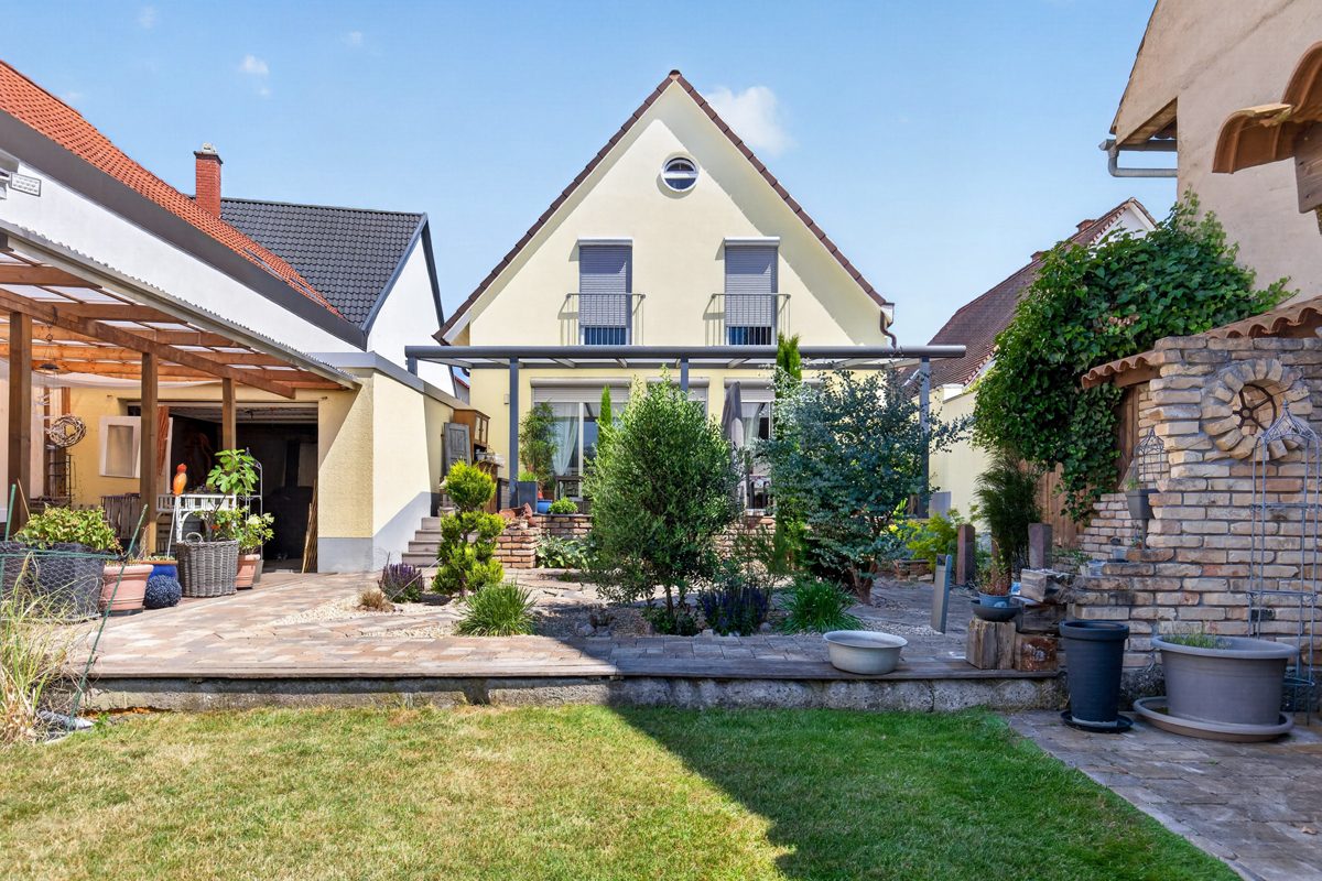 Immobilienangebot - Stutensee / Friedrichstal - Wohnen & Anlage - Charmantes Einfamilienhaus mit modernem Wohnkomfort und großem Grundstück!