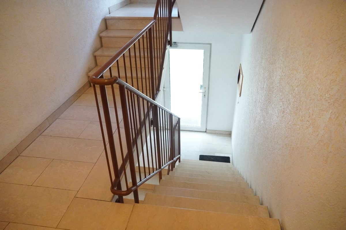 Treppenhaus Immobilienangebot - Pfinztal / Berghausen - Wohnungen - Gepflegte 2-Zimmer-Wohnung mit zwei Balkonen – zuverlässig vermietet