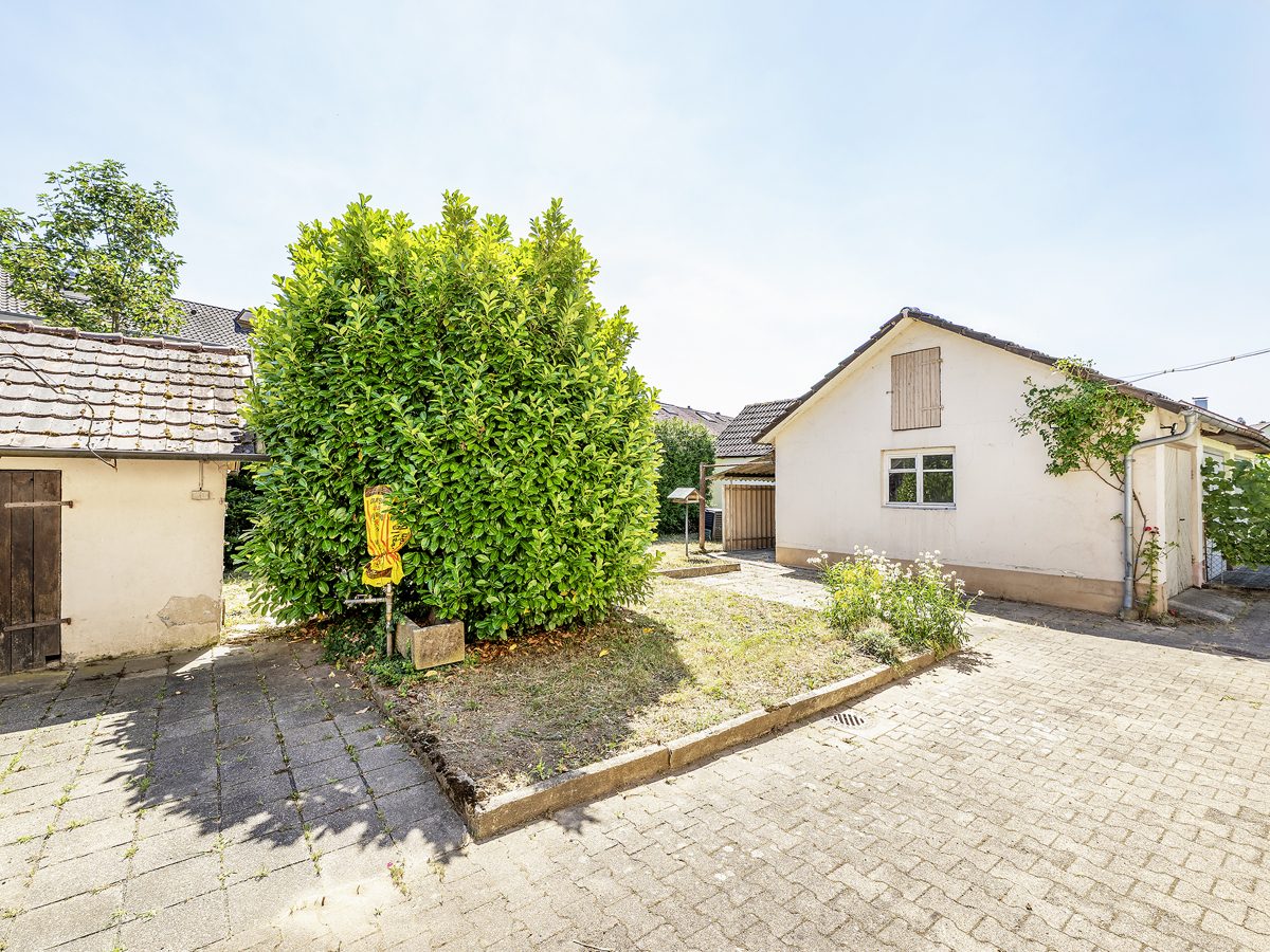 Immobilienangebot - Rastatt - Wohnen & Anlage - Ihr neues Projekt: Zweifamilienhaus mit viel Potential und ausgebautem Dachgeschoss