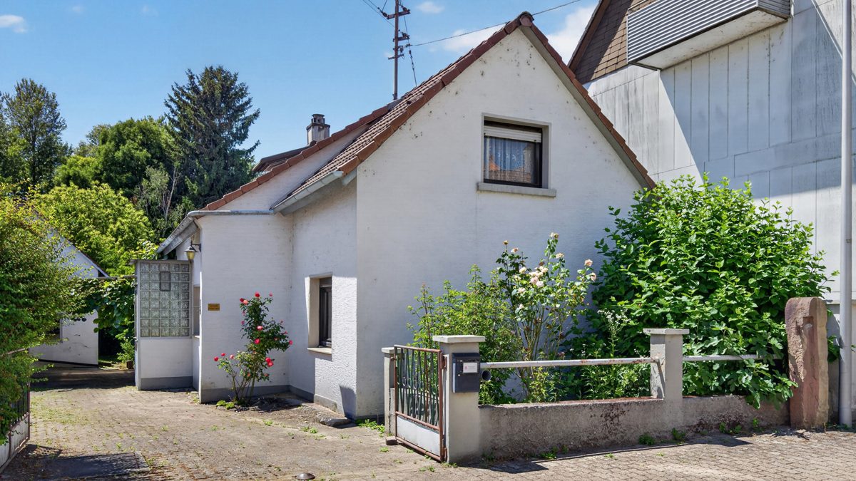Immobilienangebot - Karlsruhe / Knielingen - Wohnen & Anlage - Sanierungsobjekt mit großem Grundstück und vielseitigen Nebengebäuden
