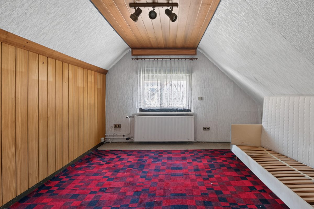 Dachgeschoss Immobilienangebot - Karlsruhe / Knielingen - Wohnen & Anlage - Sanierungsobjekt mit großem Grundstück und vielseitigen Nebengebäuden