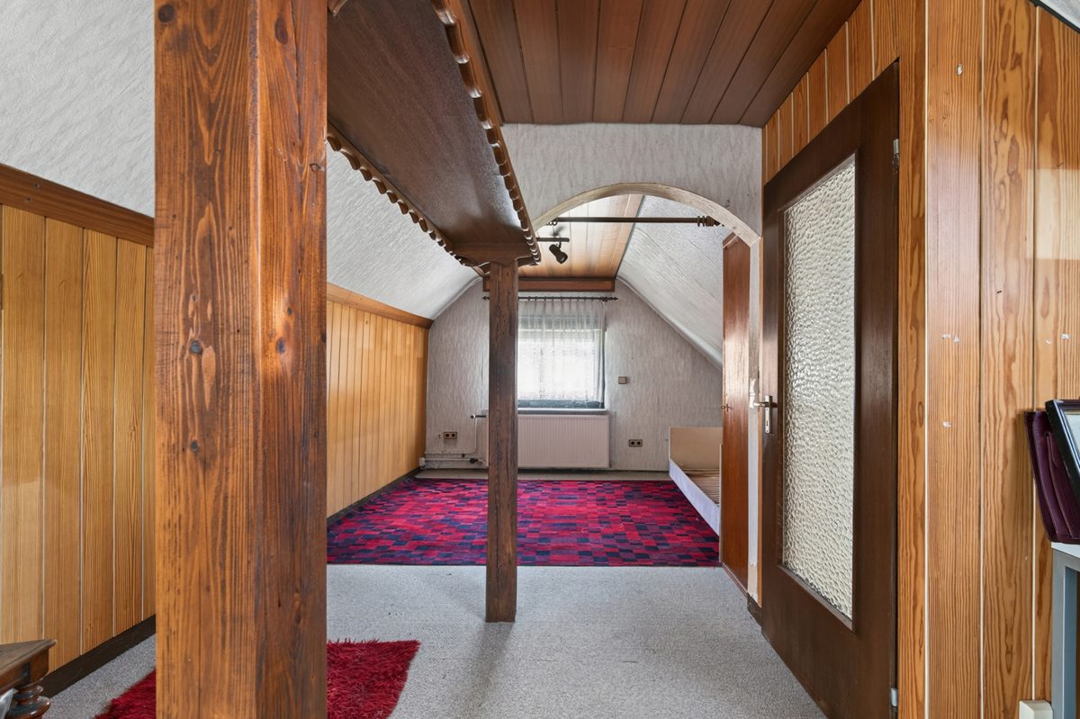 Dachgeschoss Immobilienangebot - Karlsruhe / Knielingen - Wohnen & Anlage - Sanierungsobjekt mit großem Grundstück und vielseitigen Nebengebäuden