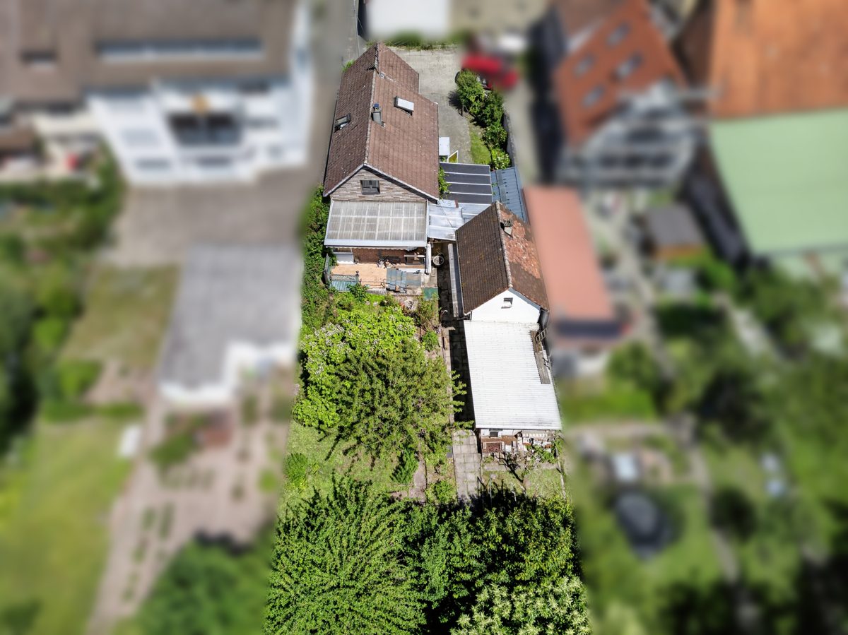 Luftaufnahme Immobilienangebot - Karlsruhe / Knielingen - Wohnen & Anlage - Sanierungsobjekt mit großem Grundstück und vielseitigen Nebengebäuden
