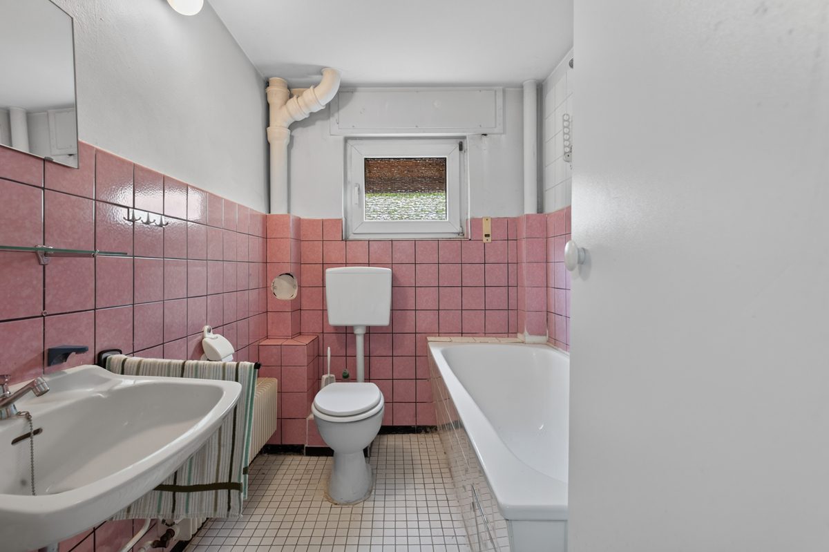 Bad im Vorderhaus -Zwischenetage Immobilienangebot - Karlsruhe / Durlach-Aue - Wohnen & Anlage - Zwei Häuser auf einem Grundstück im Herzen von Aue – Sale & Lease Back
