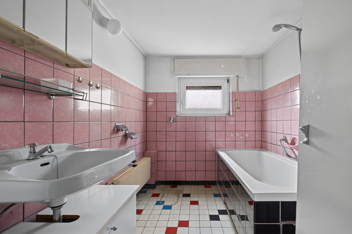 Bad 2 im Vorderhaus-Zwischenetage Immobilienangebot - Karlsruhe / Durlach-Aue - Wohnen & Anlage - Zwei Häuser auf einem Grundstück im Herzen von Aue – Sale & Lease Back