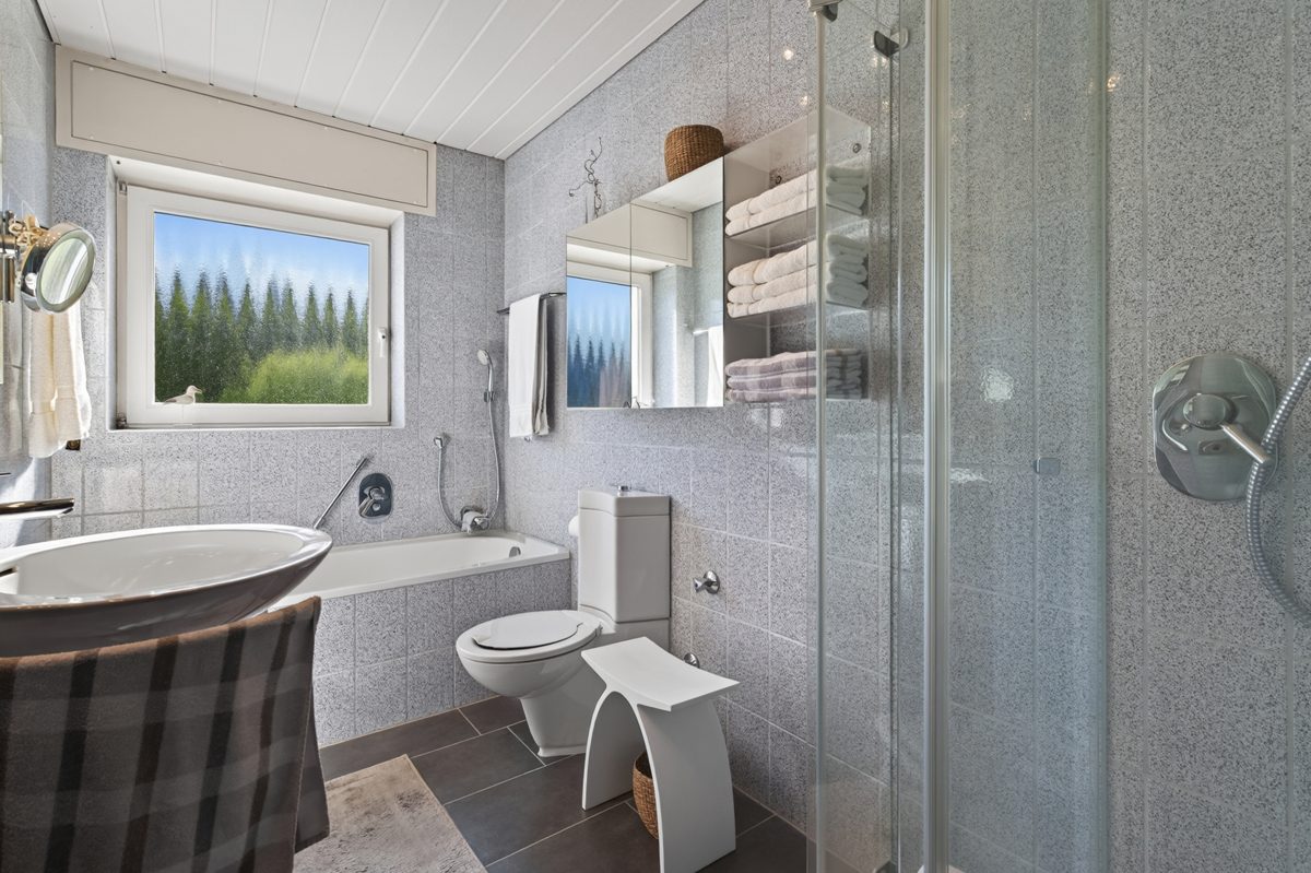 Bad im EG Immobilienangebot - Waldbronn / Busenbach - Wohnen & Anlage - Ein Zuhause mit Herz, Raum für die ganze Familie und vielen Möglichkeiten