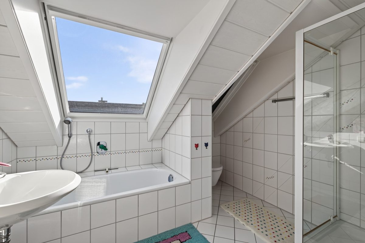 Bad im OG Immobilienangebot - Waldbronn / Busenbach - Wohnen & Anlage - Ein Zuhause mit Herz, Raum für die ganze Familie und vielen Möglichkeiten