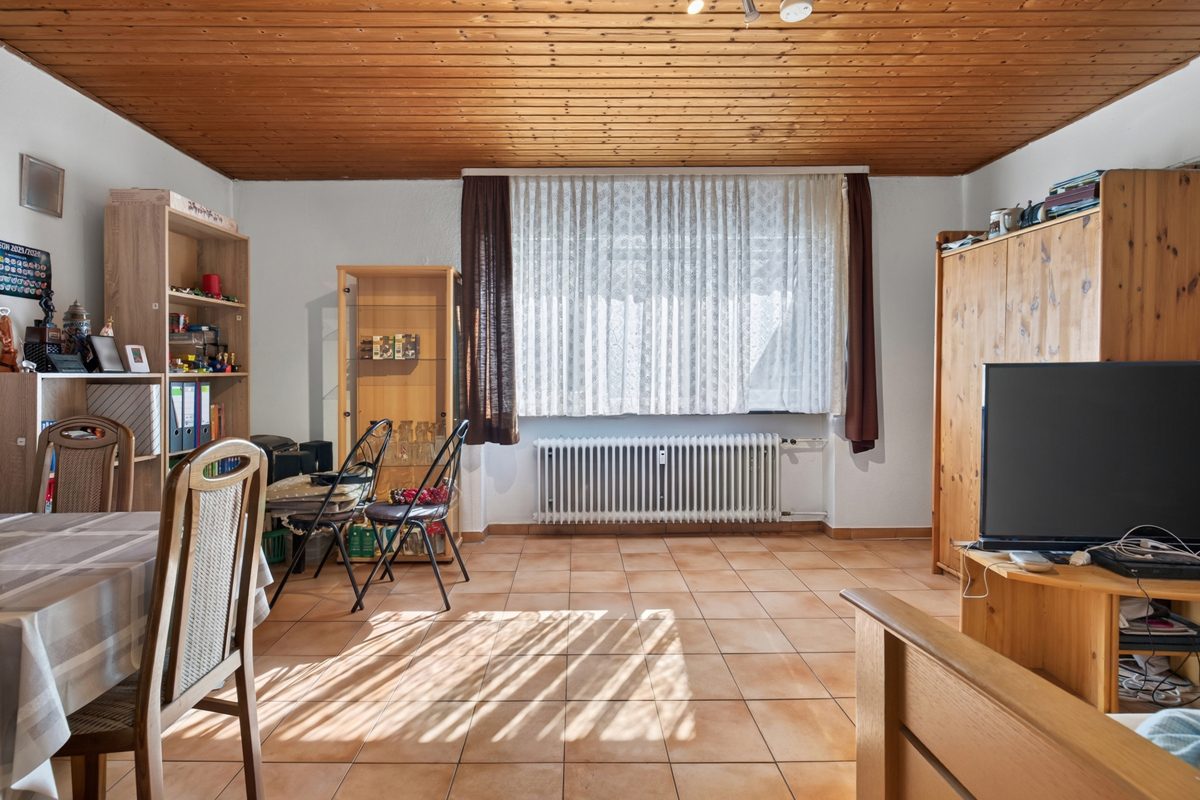 EG Wohnung links Wohnzimmer Immobilienangebot - Karlsruhe / Grünwinkel - Wohnen & Anlage - Vollvermietetes 5-Familien-Wohnhaus mit Entwicklungspotenzial