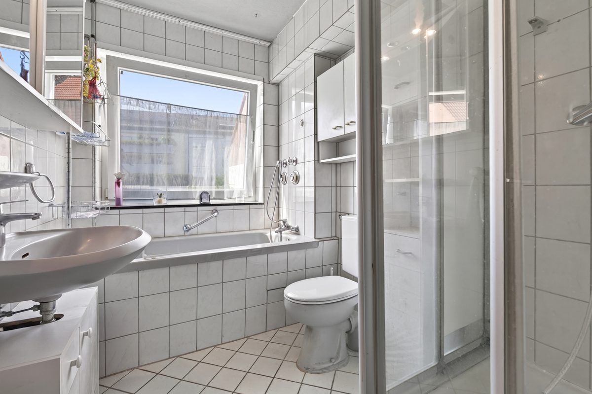EG Wohnung rechts Bad Immobilienangebot - Karlsruhe / Grünwinkel - Wohnen & Anlage - Vollvermietetes 5-Familien-Wohnhaus mit Entwicklungspotenzial