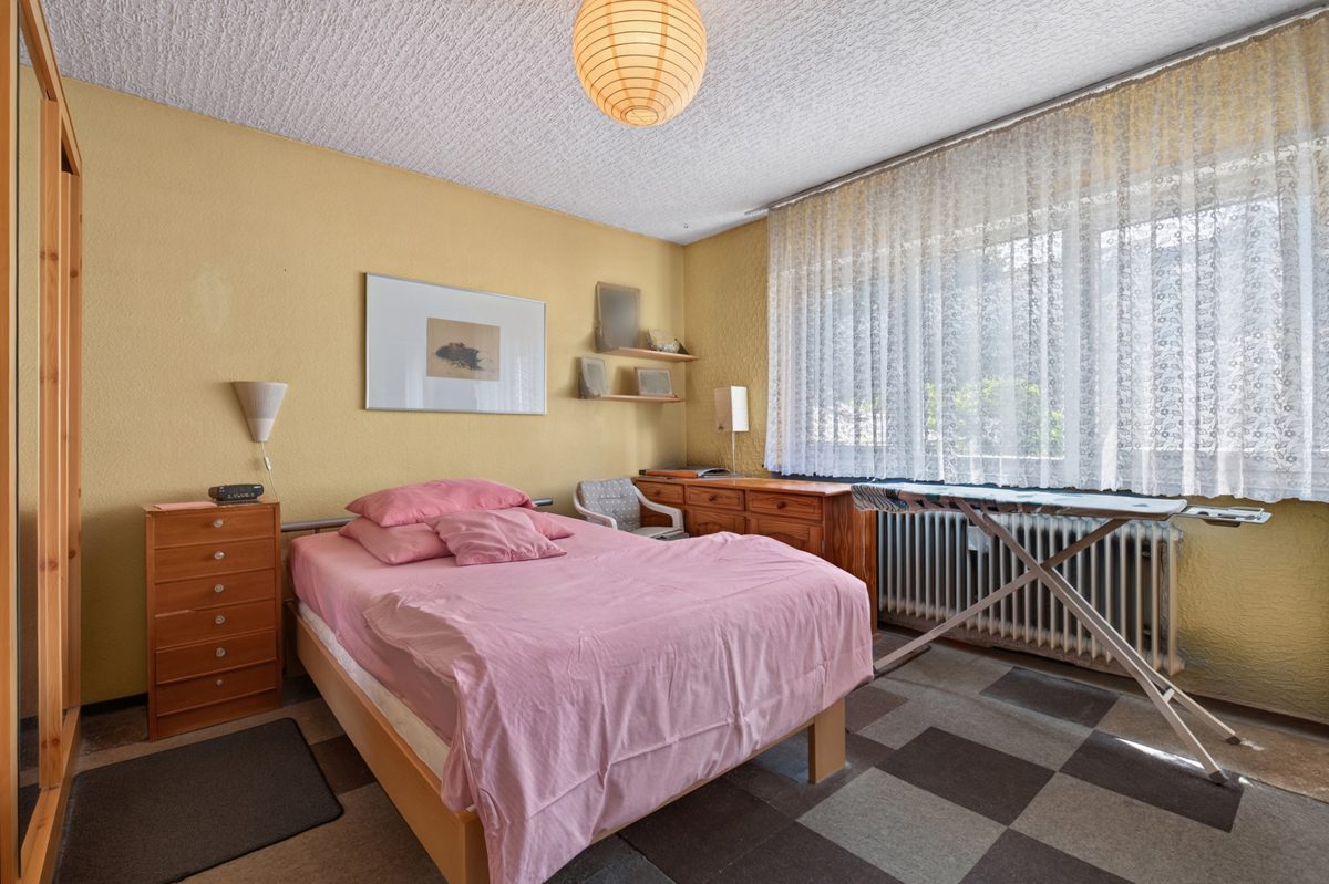 EG Wohnung rechts Schlafzimmer Immobilienangebot - Karlsruhe / Grünwinkel - Wohnen & Anlage - Vollvermietetes 5-Familien-Wohnhaus mit Entwicklungspotenzial