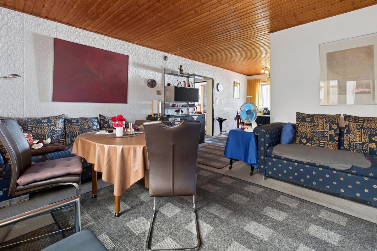 EG rechts Wohnzimmer Immobilienangebot - Karlsruhe / Grünwinkel - Wohnen & Anlage - Vollvermietetes 5-Familien-Wohnhaus mit Entwicklungspotenzial