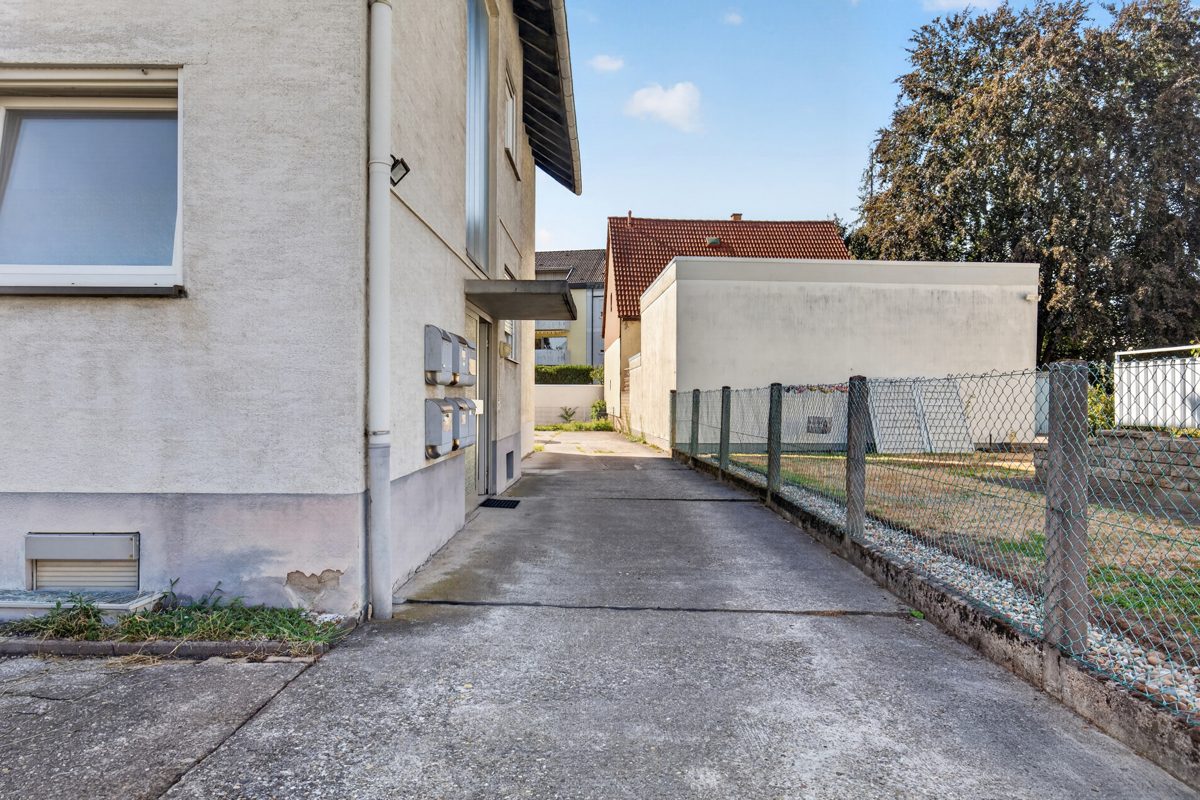 Hofeinfahrt Immobilienangebot - Karlsruhe / Grünwinkel - Wohnen & Anlage - Vollvermietetes 5-Familien-Wohnhaus mit Entwicklungspotenzial