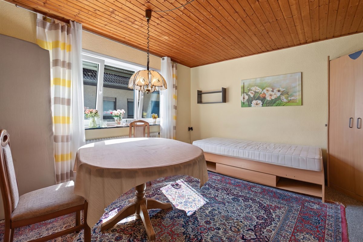 OG links Wohnzimmer Immobilienangebot - Karlsruhe / Grünwinkel - Wohnen & Anlage - Vollvermietetes 5-Familien-Wohnhaus mit Entwicklungspotenzial
