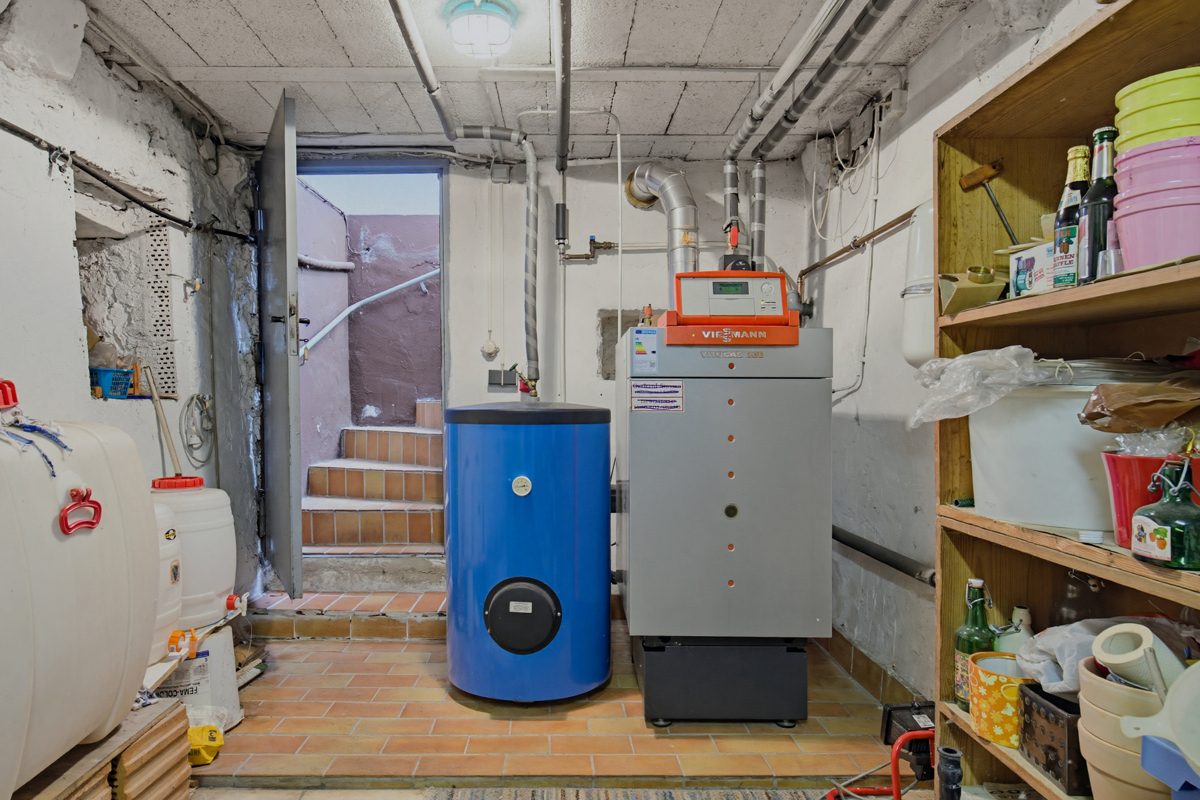 Heizungsanlage Keller Immobilienangebot - Graben-Neudorf - Wohnen & Anlage - Zwei sanierungsbedürftige Einfamilienhäuser mit zwei Scheunen – viel Potenzial für Ihre Ideen