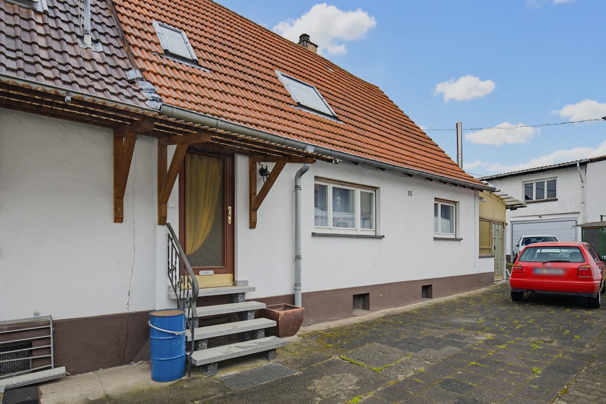 Hinteres Haus Immobilienangebot - Graben-Neudorf - Wohnen & Anlage - Zwei sanierungsbedürftige Einfamilienhäuser mit zwei Scheunen – viel Potenzial für Ihre Ideen